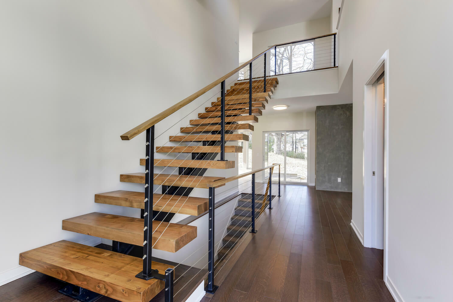 Floating steel staircase