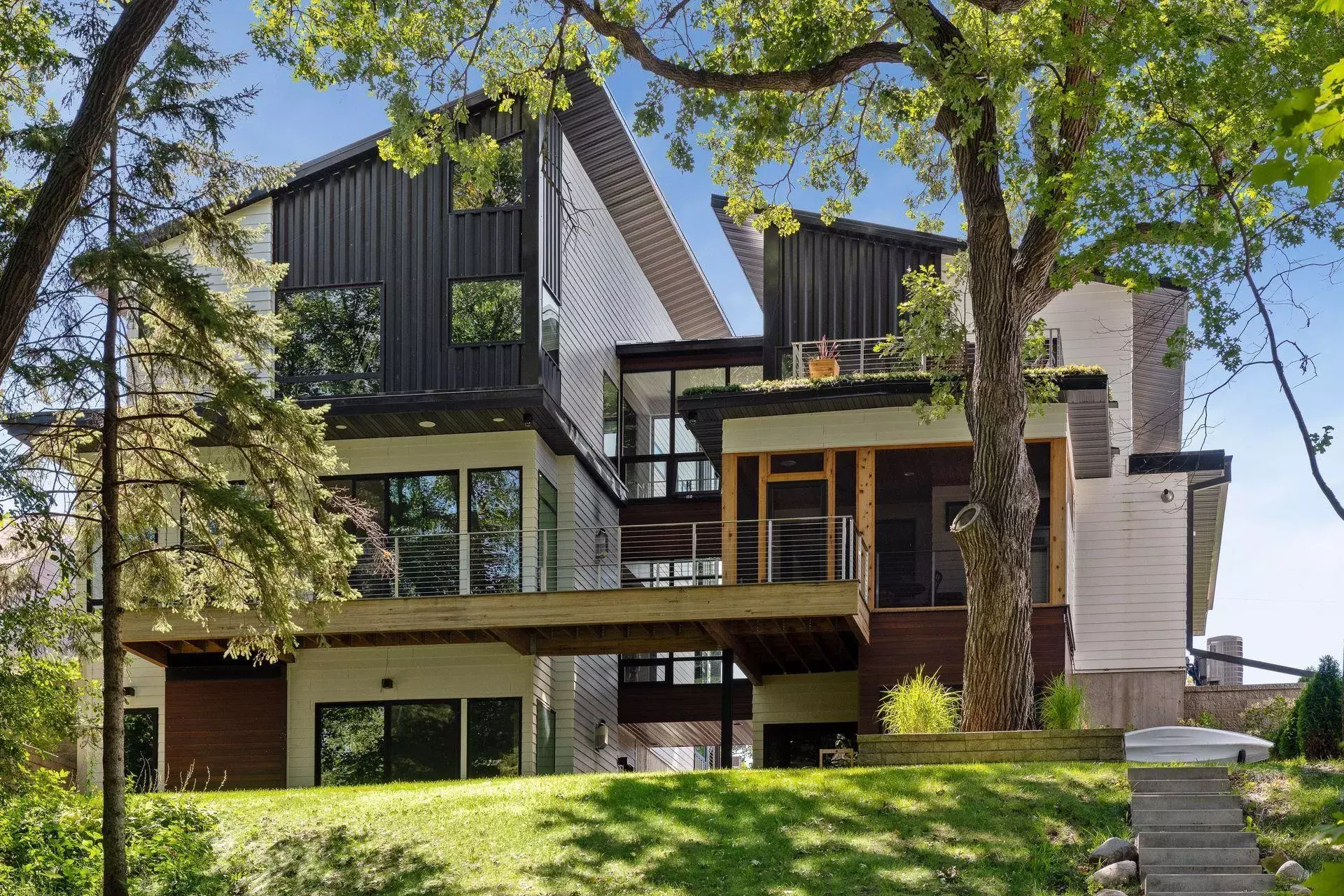 Exquisite two-story glass bridge