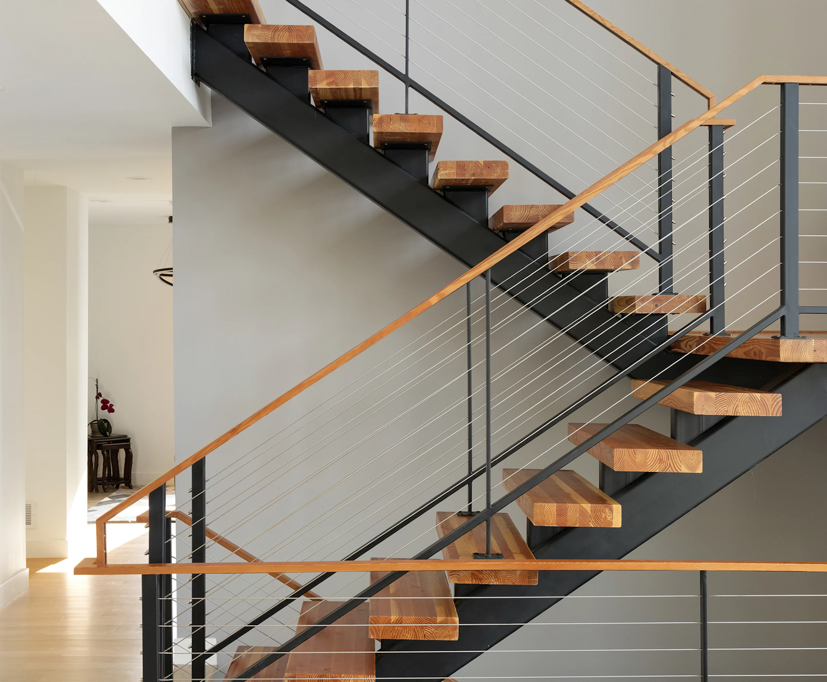 Floating steel staircase