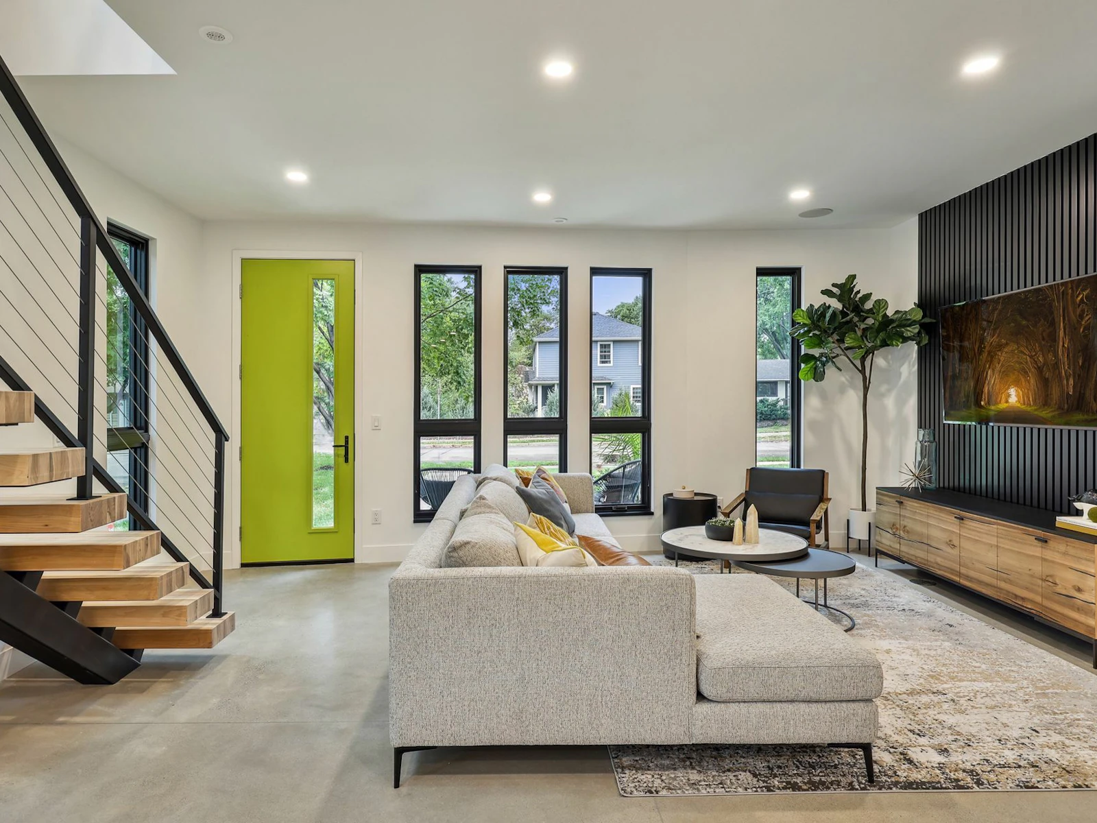 An exquisite main-level