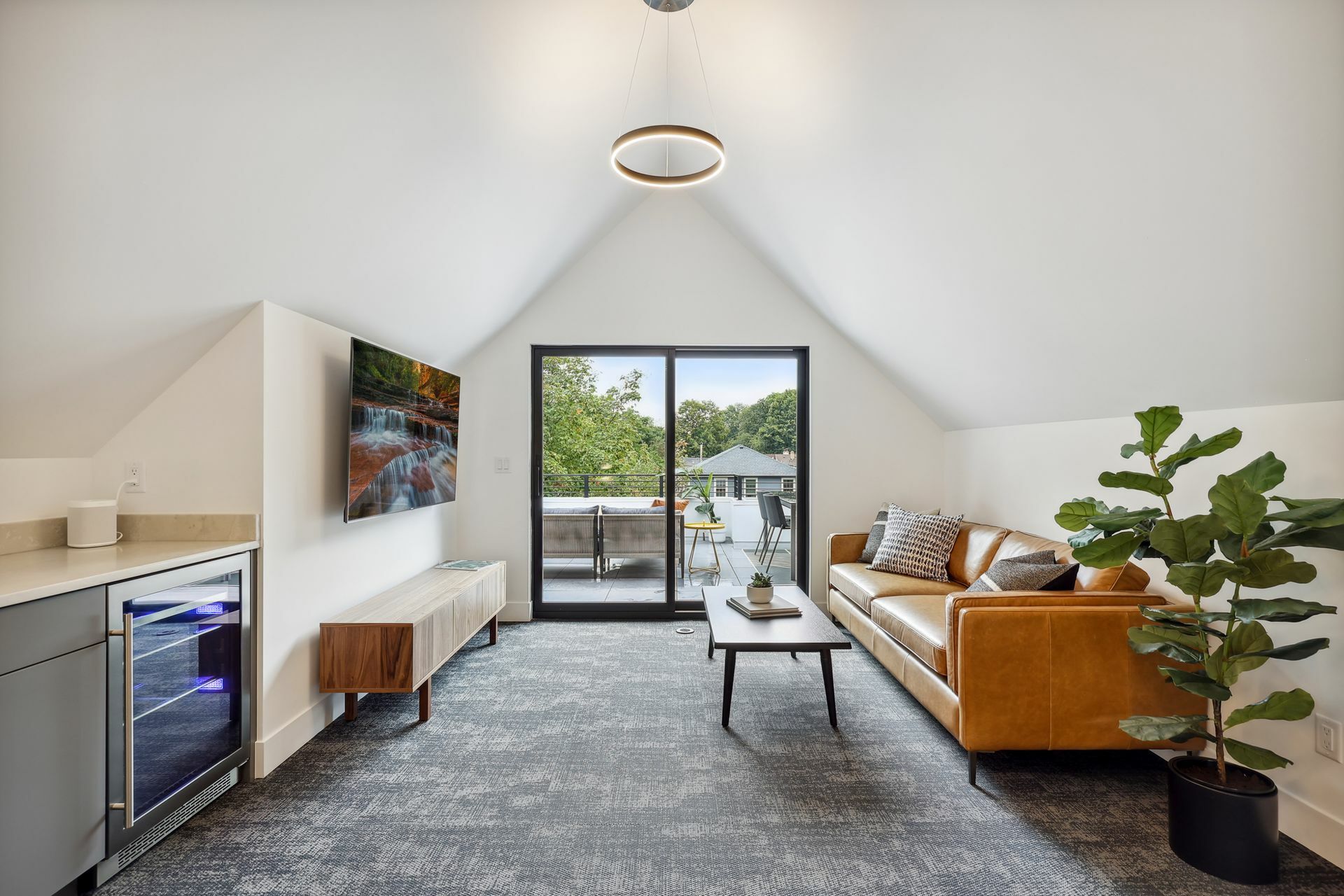 3rd-floor entertainment space