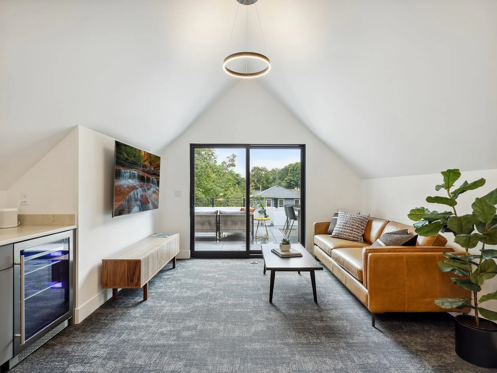 3rd-floor entertainment space