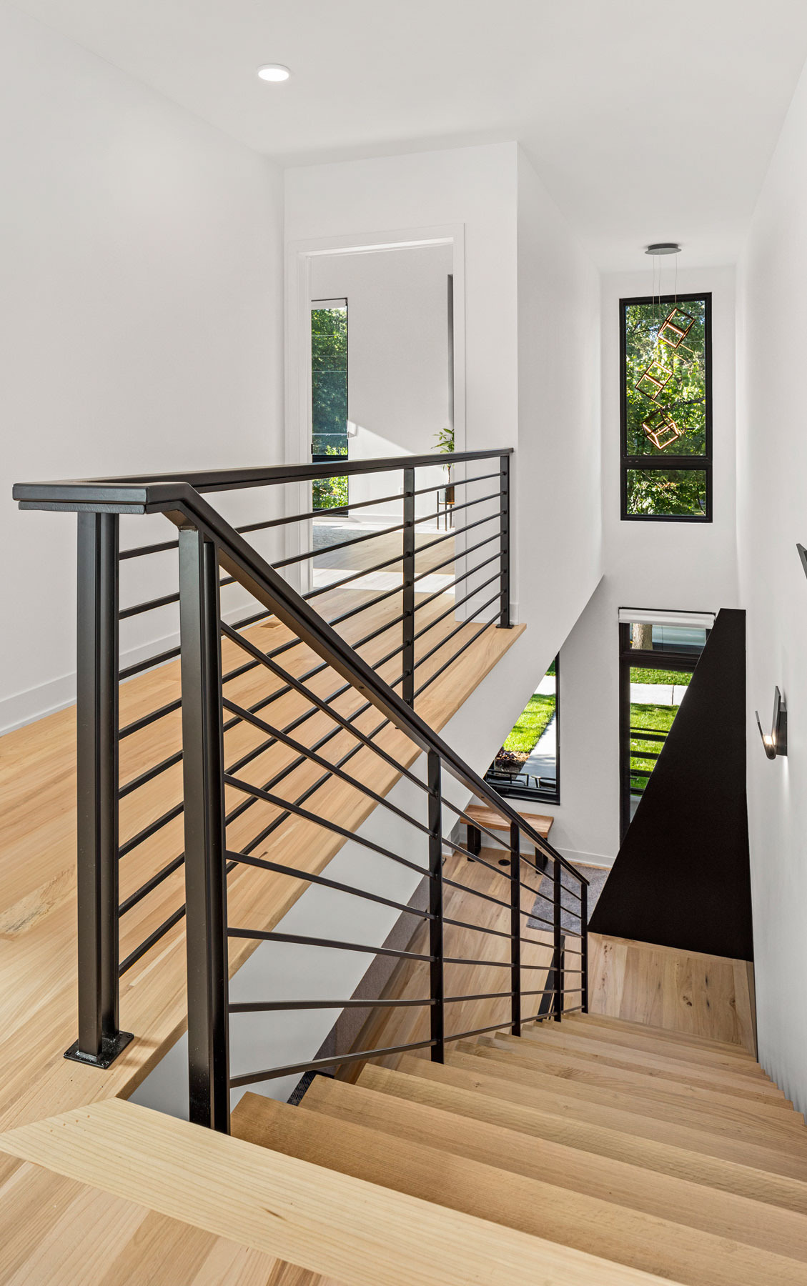 Floating steel staircase