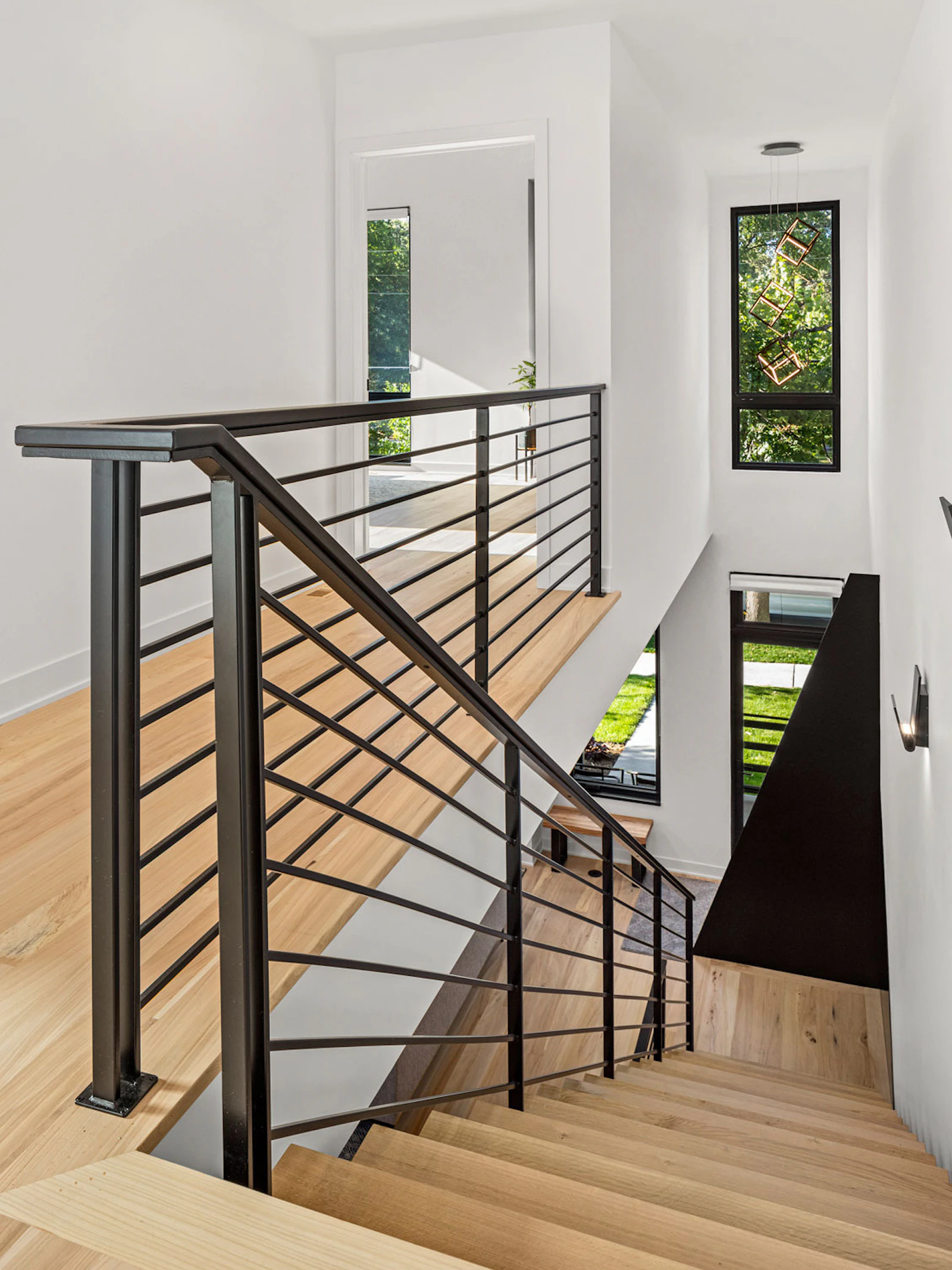 Floating steel staircase