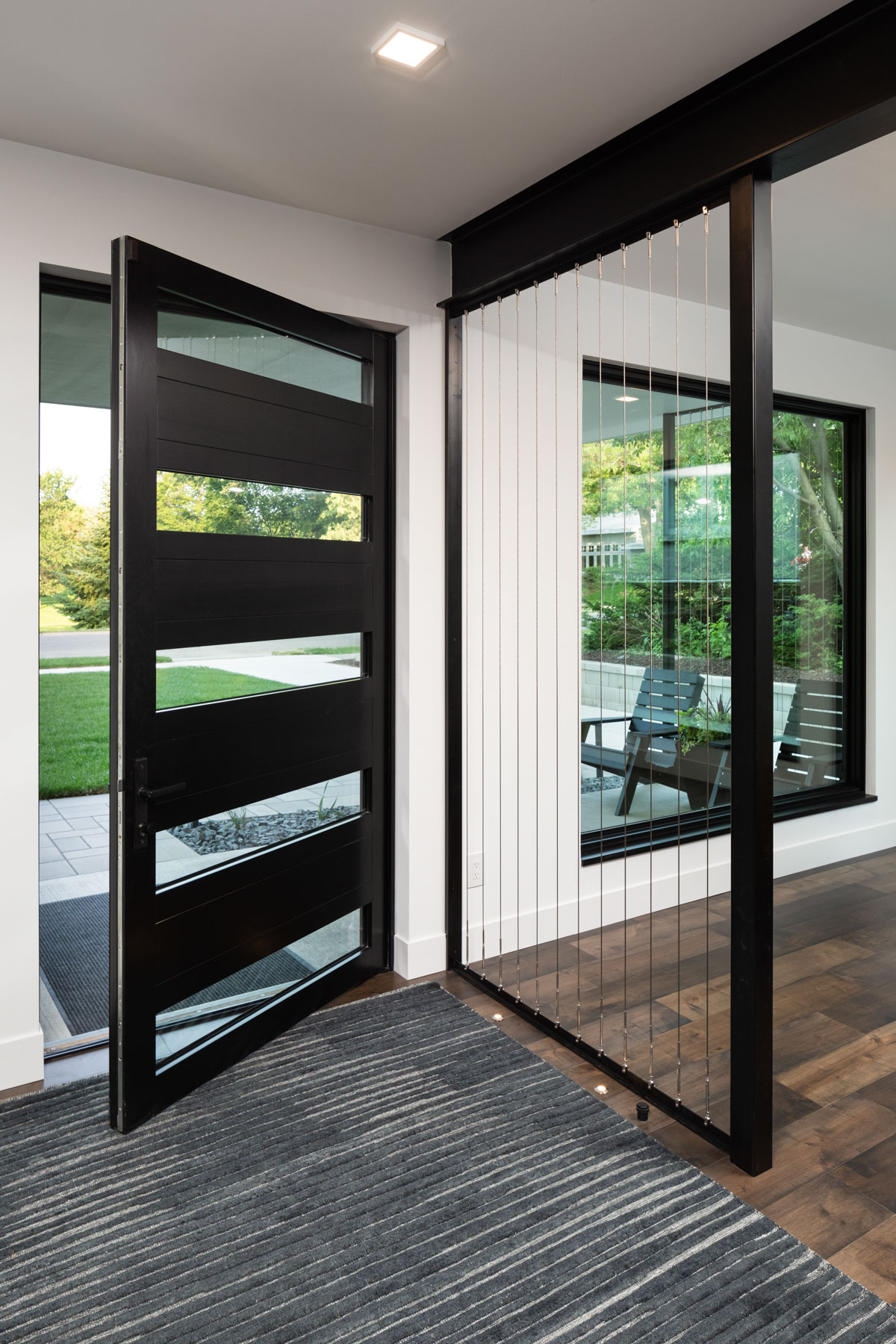 Entryway with custom H window door