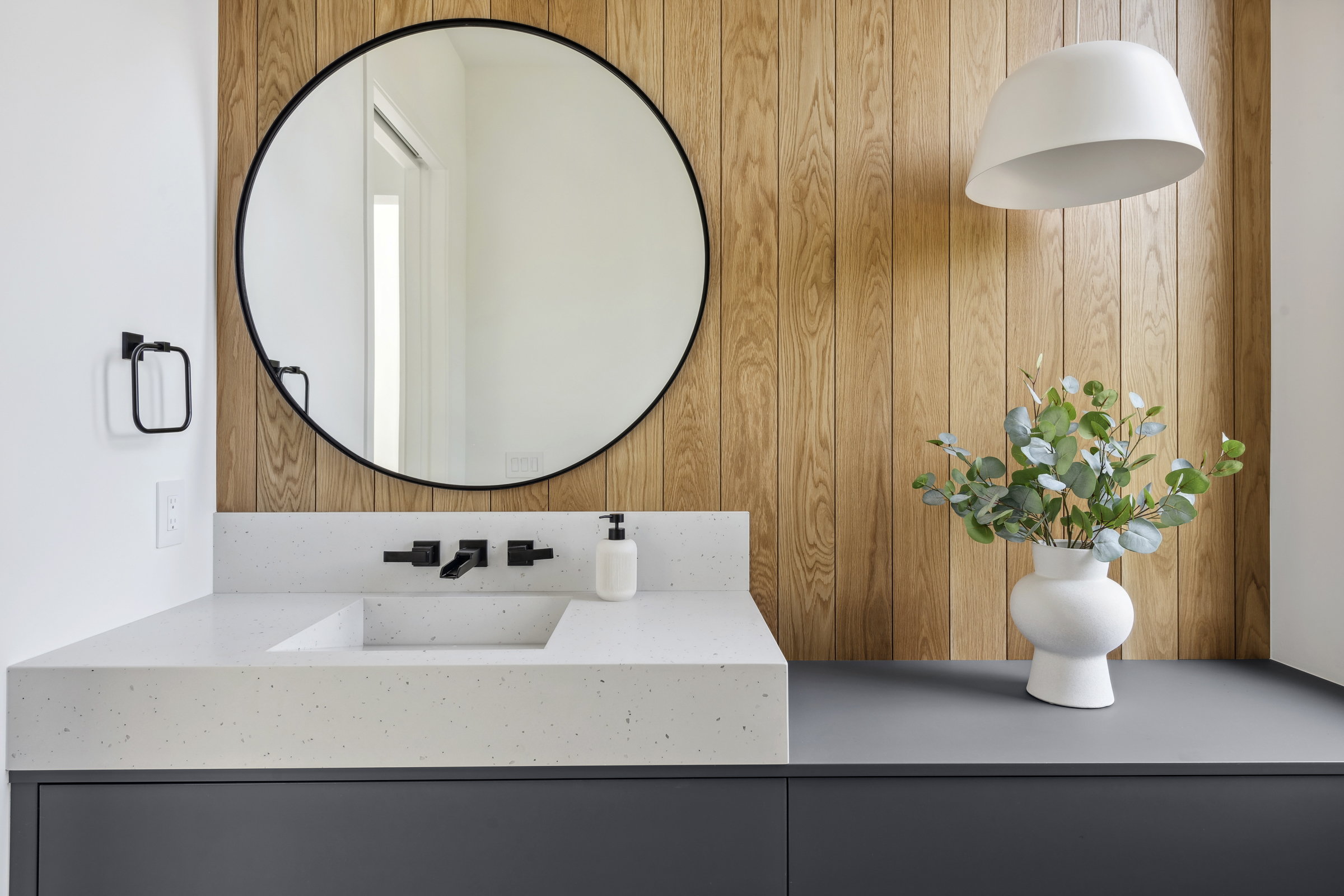 Main-level bathroom with slat wall design