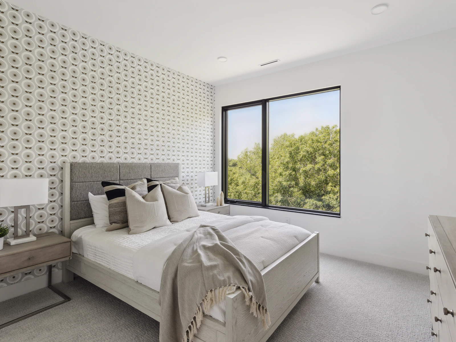 Kids bedroom with run wall paper