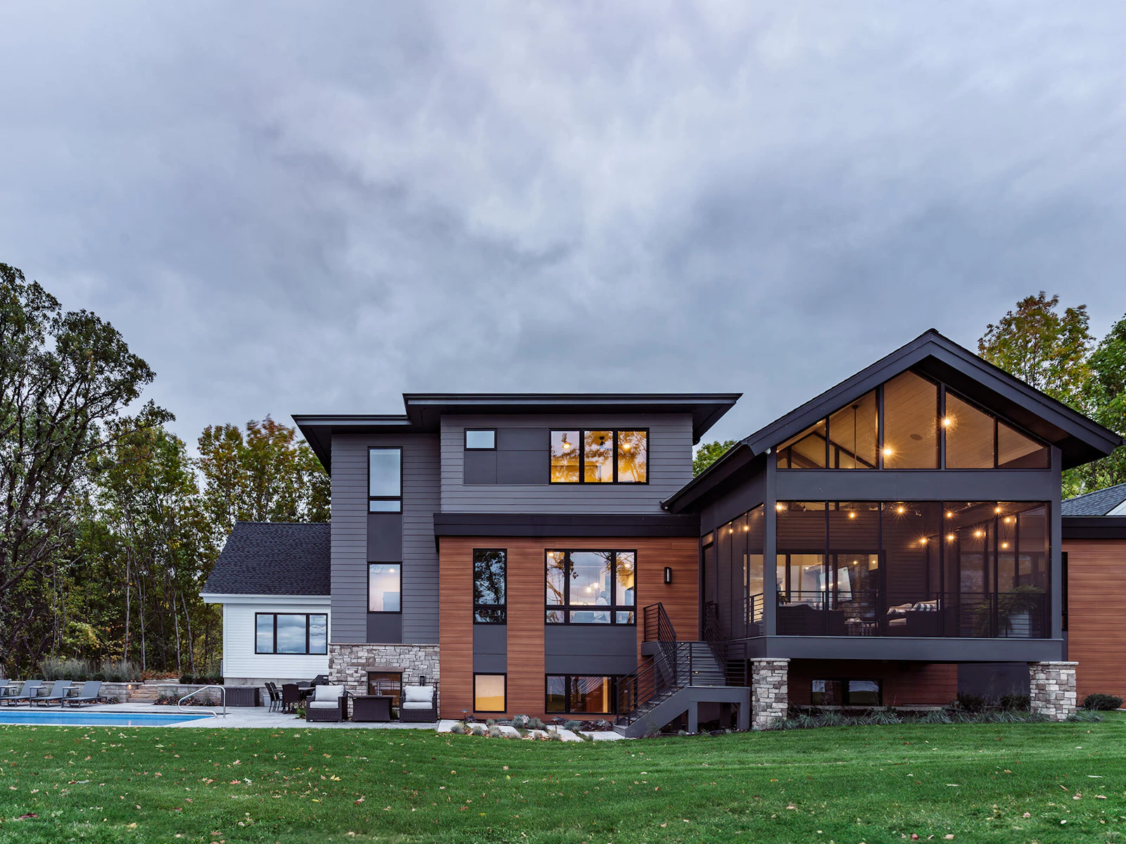 Nemitz Back Wide 16x9 DSC3823 Web